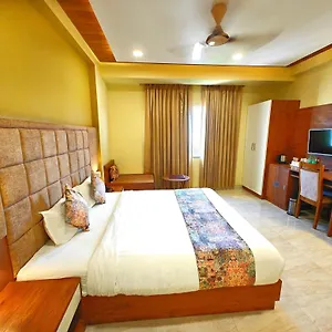Opulence - 500 Meters From Railway Station Hotel
